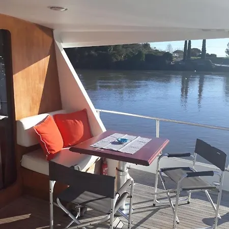 Botel Boat And Breakfast Fiumicino - Roma *