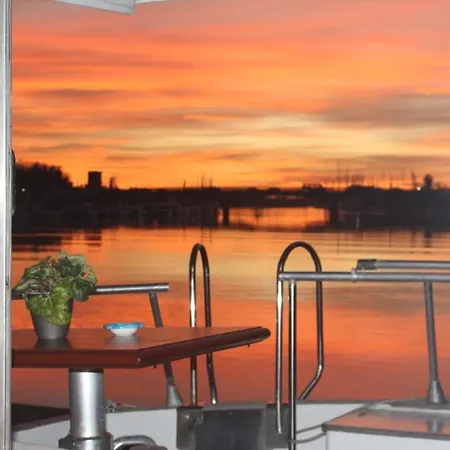 Boat And Breakfast Fiumicino - Roma Botel
